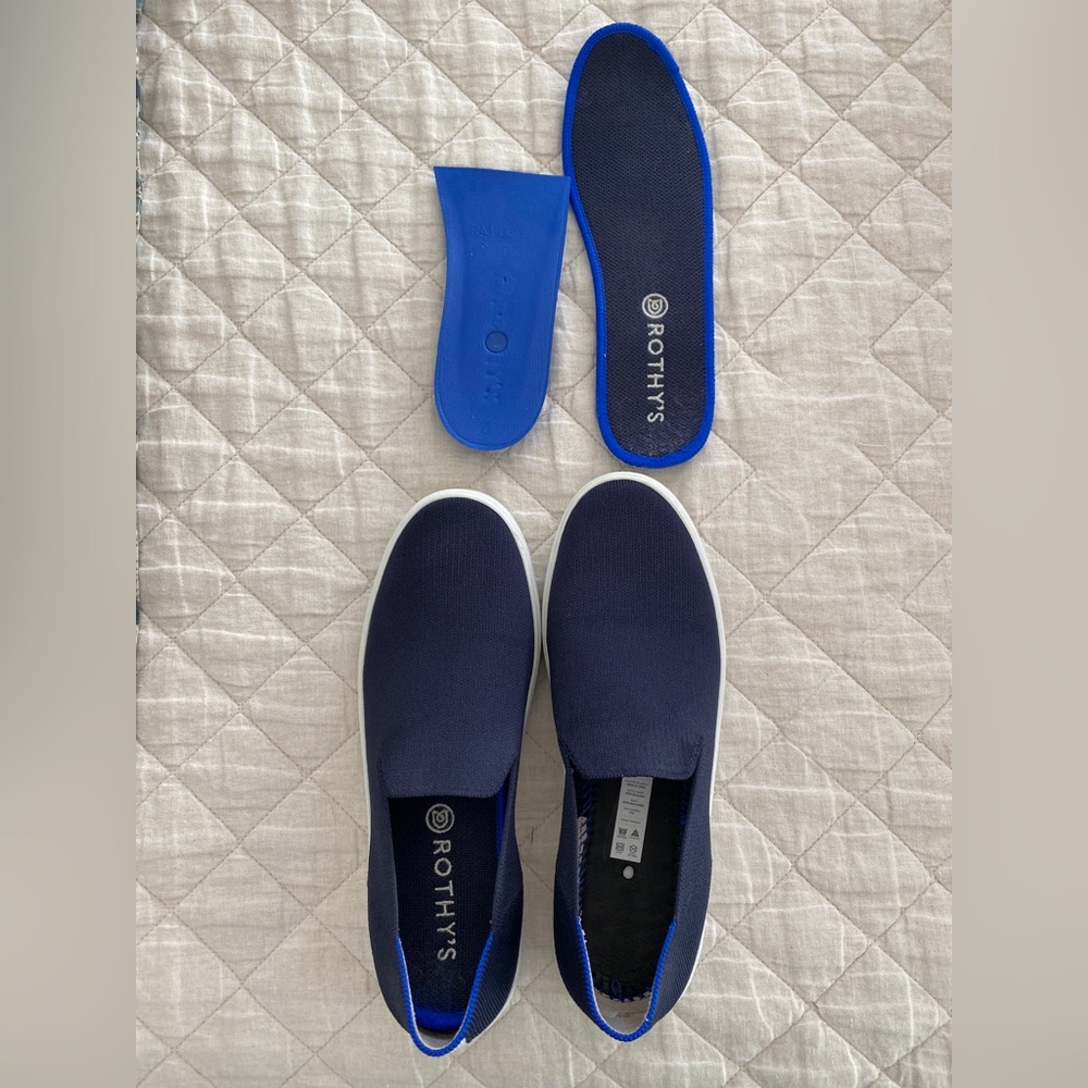 VGUC size 10 Rothy’s navy blue sneaker